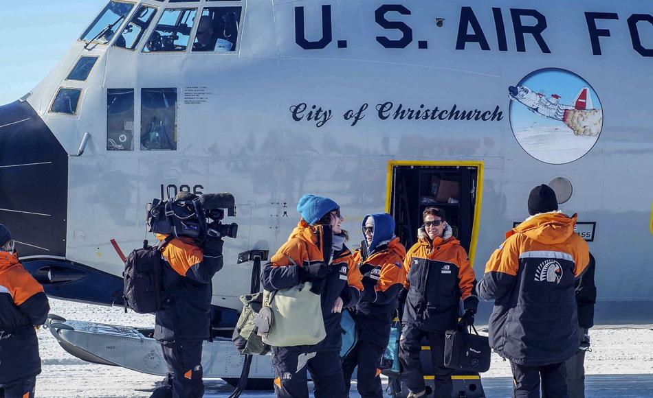 Die TEDx Redner Claudia Batten und Dave Goodison atmen zum ersten Mal antarktische Luft nachdem sie mit der LC-130 der amerikanischen Luftwaffe auf dem Eis des Williams Flugfeld angekommen sind.