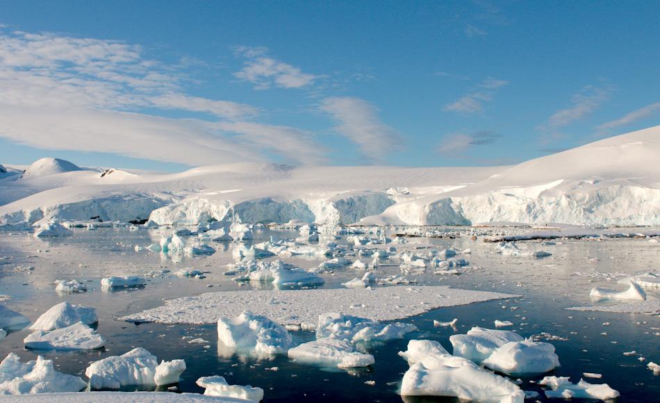Antarktika ist ein riesiger Kontinent, der weit Ã¼ber den Polarkreis hinausreicht. Dieser Kreis stellt die Grenze zwischen 24 Stunde Tageslicht und Dunkelheit in der Nacht dar. Bild: Michael Wenger