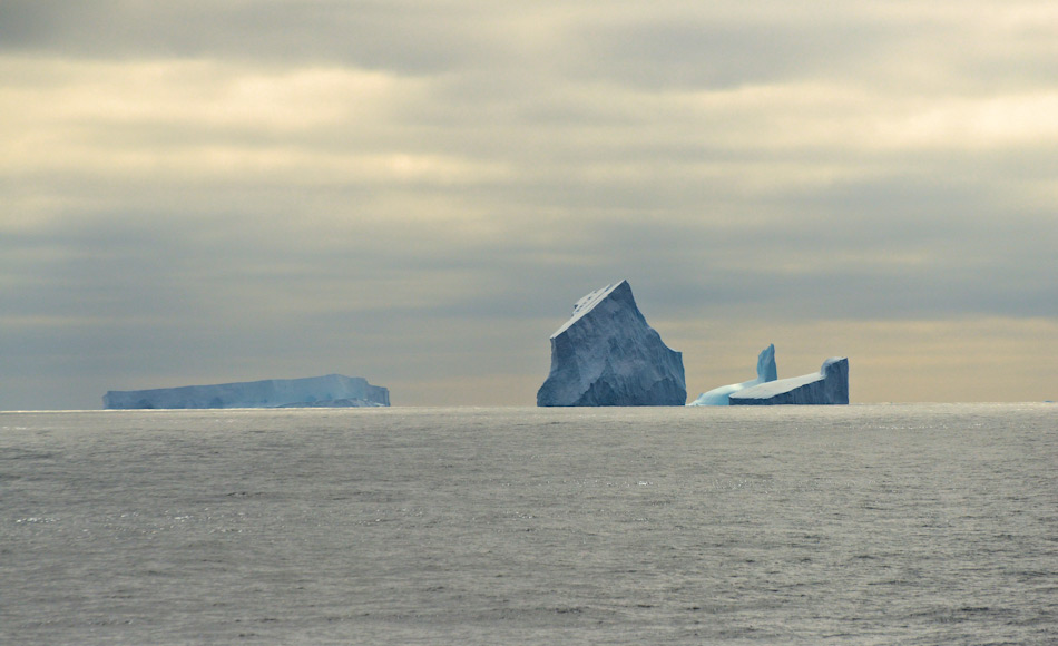 Die Amundsensee zwischen der antarktischen Halbinsel und dem Rossmeer ist ein riesiges offenes Gebiet, in der unzÃ¤hlige Eisberge treiben. Diese stammen ursprÃ¼nglich vom westantarktischen Eispanzer und den Gletschern. Bild: Michael Wenger