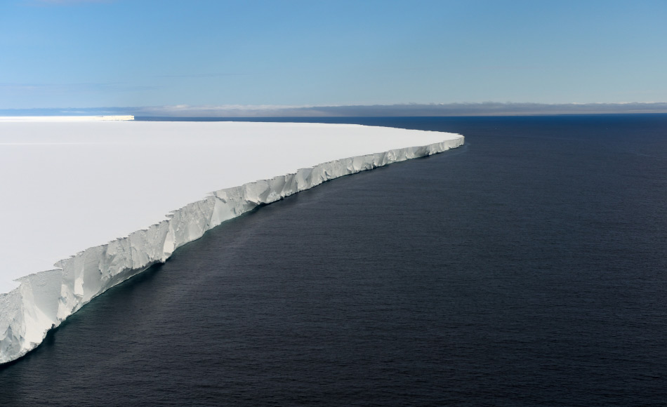 Grosse Tafeleisberge wie der A68 bilden sich, wenn Teile eines Eisschelfs abbrechen und langsam um die Antarktis driften. Eisschelfe wie das Rosseisschelf bilden dabei die GletscherausflÃ¼sse ins Meer. Bild: Michael Wenger