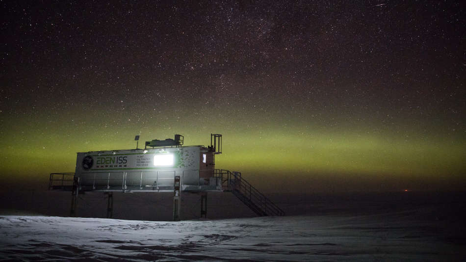 EDEN-ISS-Gewächshaus unter Polarlichtern (DLR)