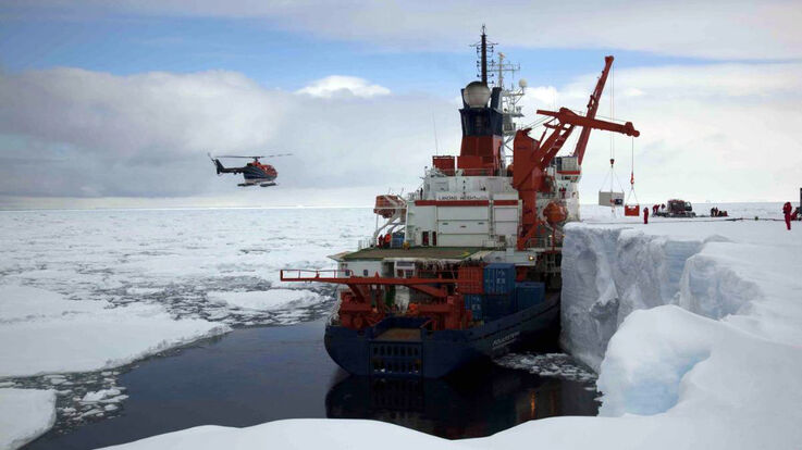 Die Polarstern an der Schelfeiskante in der Atka-Bucht (Bild: Frank Roedel /