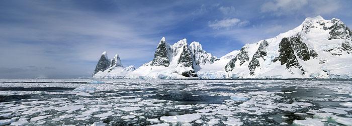 Auf der Antarktischen Halbinsel ist der Schwund des Eisschelfs durch die warmen Sommerwinde verursacht.