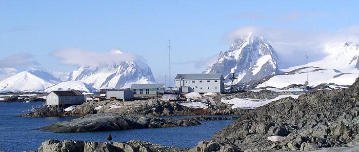 Hier wurde 1985 von einem englischen Forscherteam das Ozonloch entdeckt. Die damalige Faraday-Station der British Antarctic Survey  wurde im Jahr 1996 zum symbolischen Preis von einem englischen Pund an die Ukraine zum übergeben und wird heute unter dem Namen Vernadsky-Station geführt.