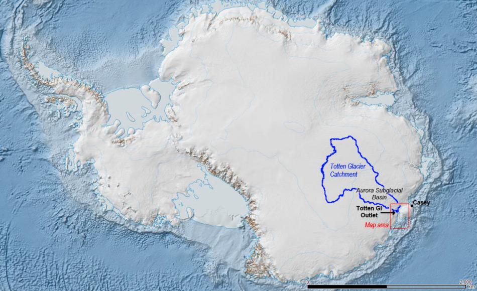 Das Einzugsgebiet des Totten Gletschers ist blau umrandet. Es ist ein Becken voll Eis und Schnee dessen Auslass der Gletscher ist. Es enthÃ¤lt vermutlich genug Eis, um den  Meeresspiegel weltweit um 2 bzw. 4 Meter ansteigen zu lassen. Bild: Jamin Greenbaum / Australian Antarctic Division.