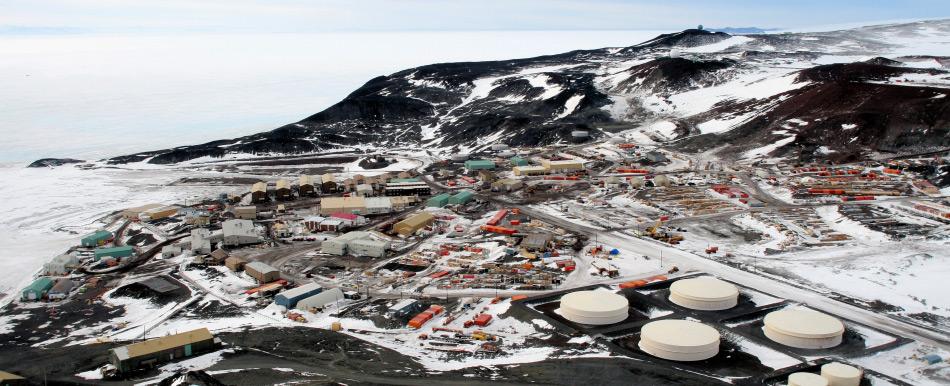 Die US-Station McMurdo ist die grösste Basis auf dem gesamten Kontinent. Während des Sommers leben und arbeiten dort mehr als 1‘000 Menschen. Sie bildet den Brückenkopf für Flüge zum Südpol. Bild: Gaelen Marsden