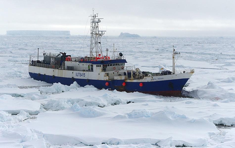 Das beschädigte Fischereischiff liegt vom Eis umschlossen in der Antarktis nahe Kap Burks. Das Bild wurde von der Crew der «Polar Star» eine Woche nach dem Unfall gemacht. So lange musste das Schiff wegen den riesigen Distanzen und dem Eis auf Hilfe warten. (Foto: U.S. Coast Guard / George Degener)