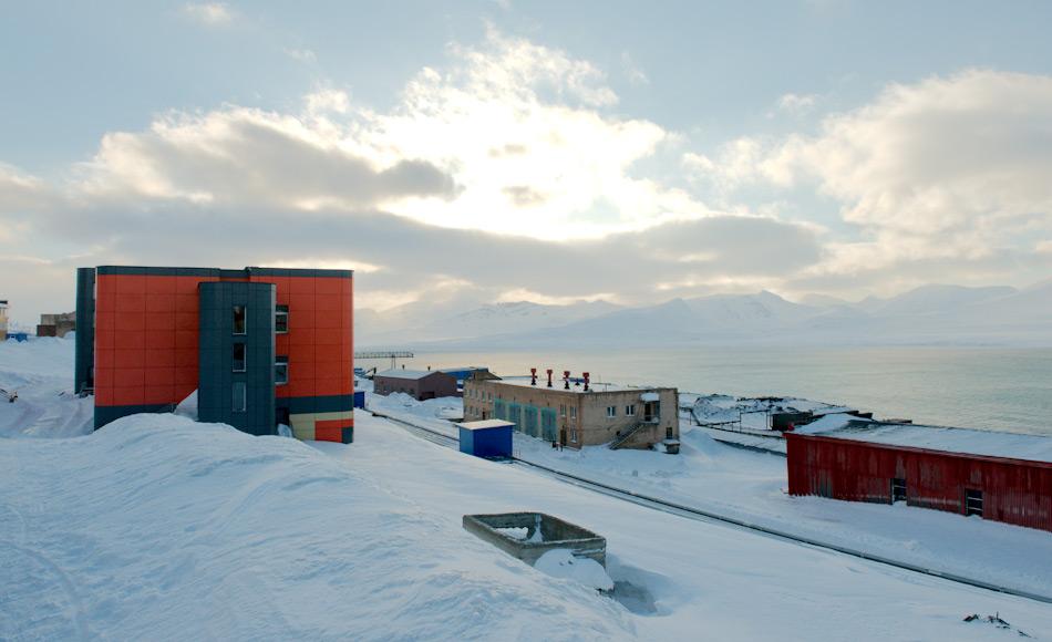 Barentsburg ist Russlands Fuss auf Svalbard. Rund 400 Menschen leben im Ort, der seine meisten Einkünfte aus dem Bergbau und Tourismus erhält. Obwohl es russisches Gebiet ist, gilt die norwegische Jurisdiktion. Dies hat zu vielen Diskussionen und Debatten zwischen den beiden Ländern geführt.