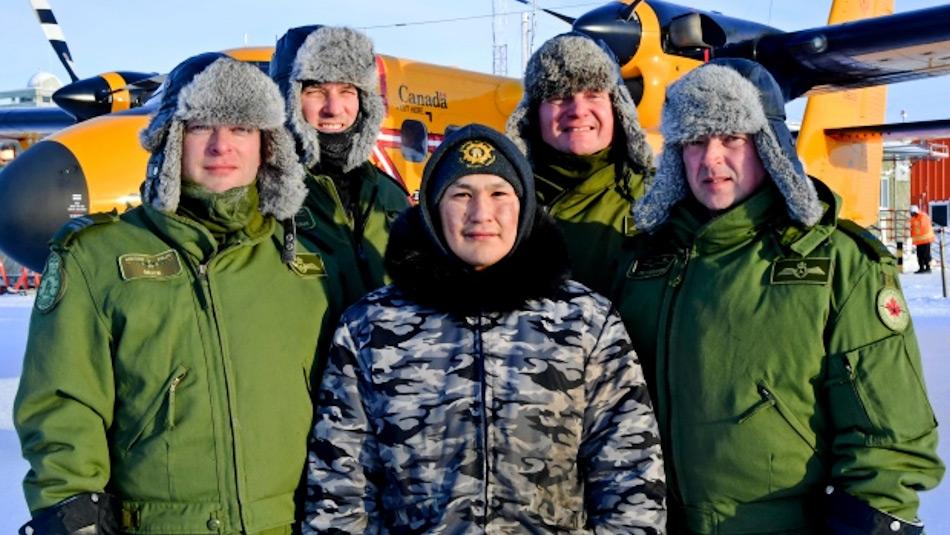 Einer der geretteten Jäger ist umgeben von seinen Rettern, Mitglieder der 440 Transport Staffel der kanadischen Luftwaffe. Bild: Belinda Groves, Canadian Forces