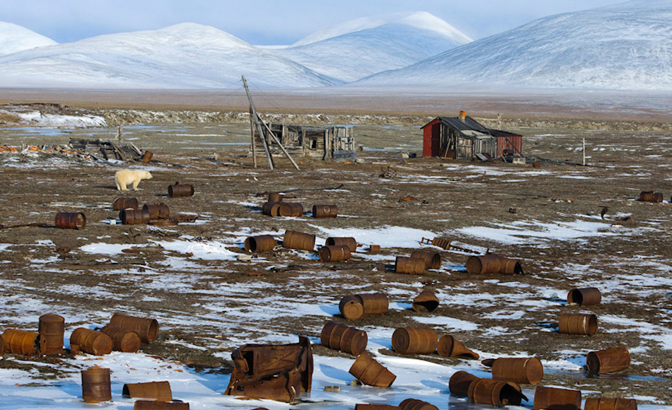 In vielen Regionen der russischen Arktis liegt haufenweise MÃ¼ll und Schrott in der Gegend und verschmutzt die Umwelt. Dadurch entsteht eine ernsthafte Bedrohung fÃ¼r Tiere und Pflanzen. In vielen FÃ¤llen ist der zurÃ¼ckgelassene Schrott ein Relikt aus der Sowjetzeit. Bild: Bellona.org