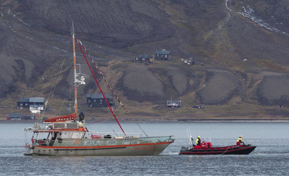 Das franzÃ¶sische Expeditionsschiff Arktika im Adventfjord, nach dem Abschleppen durch die Polarsyssel. Bild: BjÃ¸rn Franzen