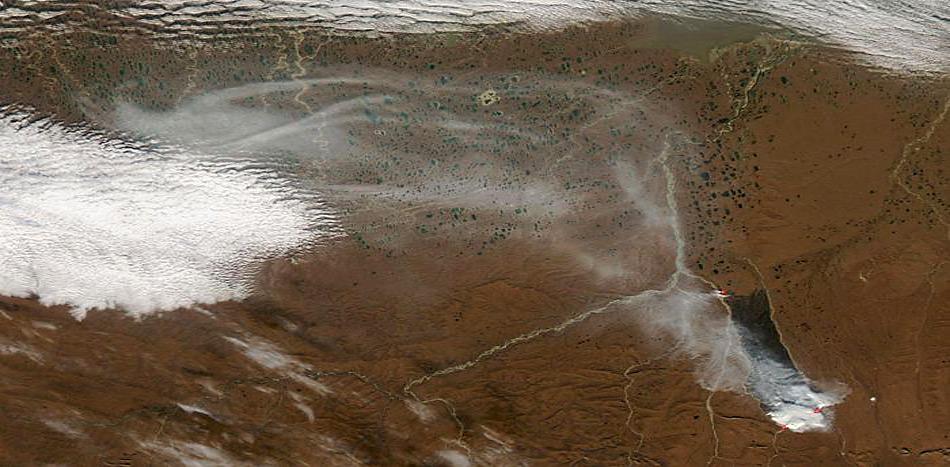 Satellitenaufnahme eines Tundrabrandes in der North Slope im Norden von Alaska.