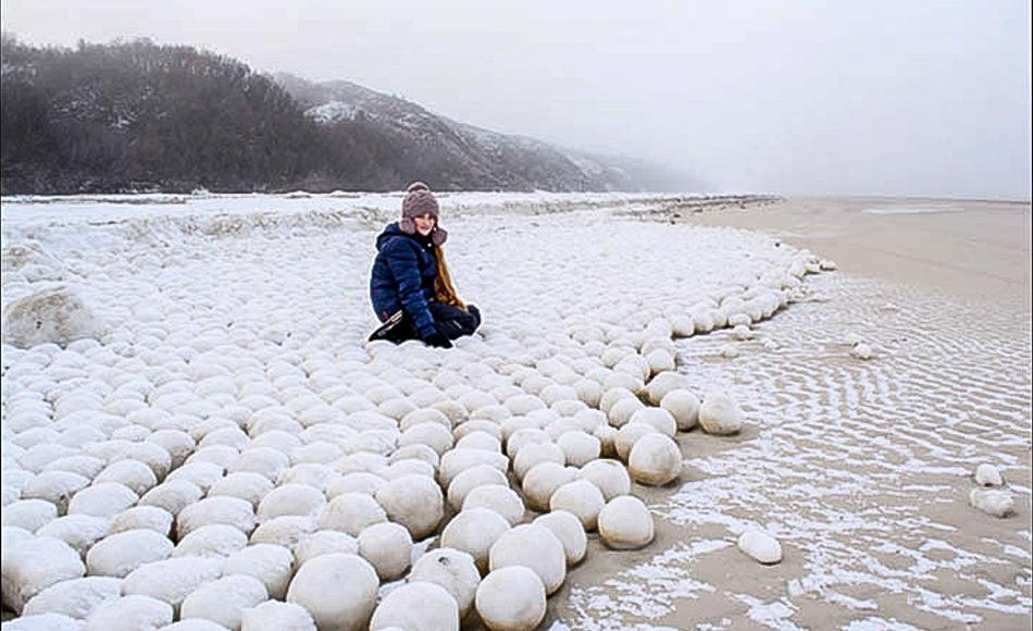 Die Bewohner von Nyda, einem kleinen Dorf auf der Yamal Halbinsel in Sibirien, genossen es auf den Schneebällen zu posieren, die die Küste über eine Strecke von 18 km bedecken. Bild: Ekaterina Chernykh