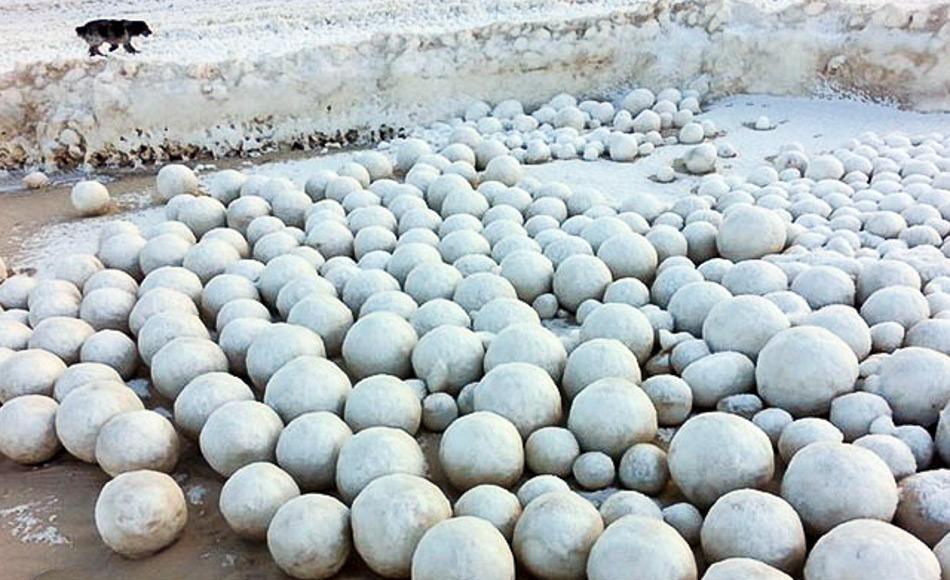 Schneebälle unterschiedlicher Größe haben seit Ende Oktober einen Strand im Mündungsbereich des Obs in Sibirien bedeckt. Bild: The Siberian Times, Sergey Bychenkov