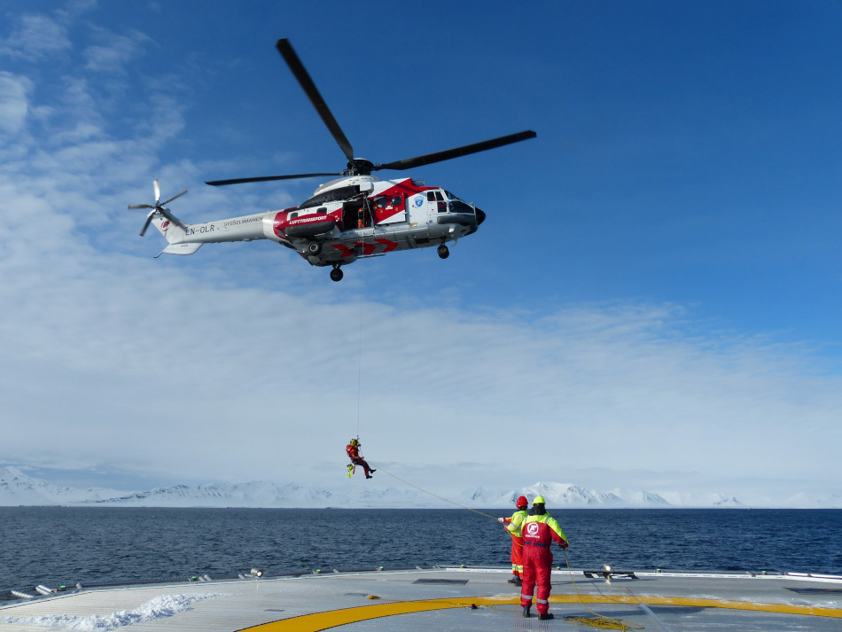 Such- und Rettungsmissionen beinhalten häufig Schiffs- und Hubschrauberoperationen, um Passagiere in Sicherheit zu bringen. Dies erfordert aber eine perfekte Koordination. Bild: Arild Lyssand