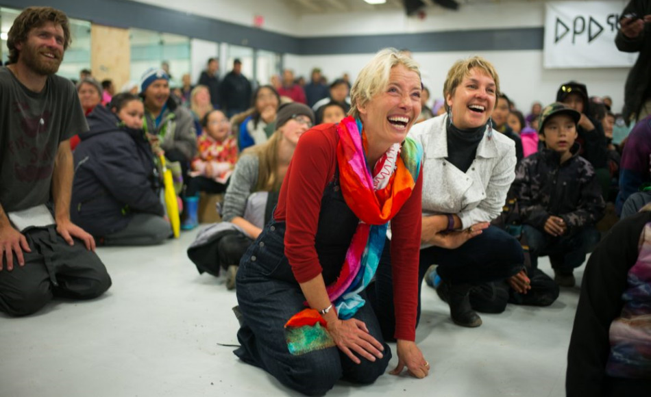 Duncan Martin (links) von Vancouver Renewable Energy Coop, Schauspielerin Emma Thompson und die Geschäftsführerin von Greenpeace Canada, Joanna Kerr, geniessen eine kulturelle Darbietung während der Feierlichkeiten für die Solarpanels im Gemeindezentrum. Bild: Greenpeace