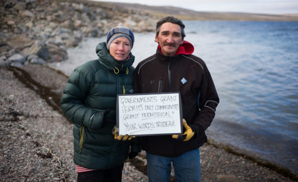 Emma Thompson und der ehemalige Bürgermeister von Clyde River, Jerry Natanine, machen auf einen Kommentar des kanadischen Premierministers, Justin Trudeau, aufmerksam, der sagte: “Die Regierung kann nur Lizenzen ausstellen. Die Gemeinden geben die Erlaubnis.“ Bild: Greenpeace