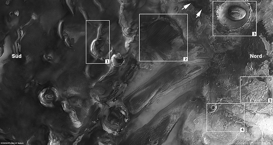 Der SÃ¼den ist auf der linken Seite, der Norden rechts. Die Nordseite der Krater und Klippen zeigen Schichten aus Eis und Staub (Kasten 1). In der Mitte Ã¼ber dem Bild gibt es grosse Eisschichten, in stark abfallendem GelÃ¤nde (Kasten 2). Mit zunehmender Entfernung vom SÃ¼dpol wird das Eis auf grÃ¶sseren Kratern (Kasten 3) geringer. Es kÃ¶nnen auch rÃ¤tselhafte parallele Strukturen in der OberflÃ¤che des Mars gesehen werden (Felder 4 und 5).