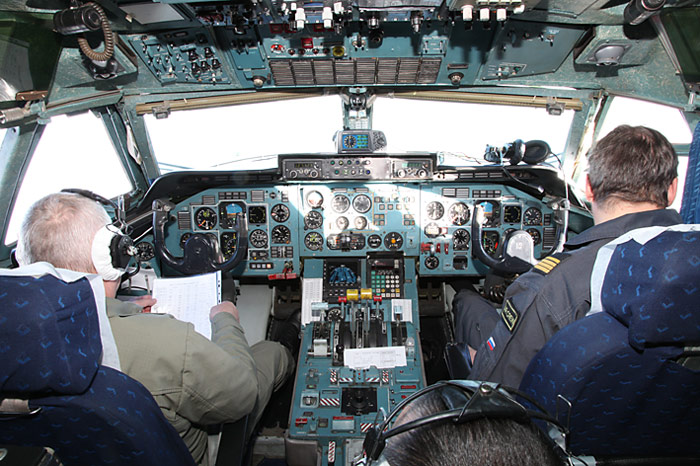 Die Besatzung im Cockpit der Antonov-74 besteht aus vier Mann.