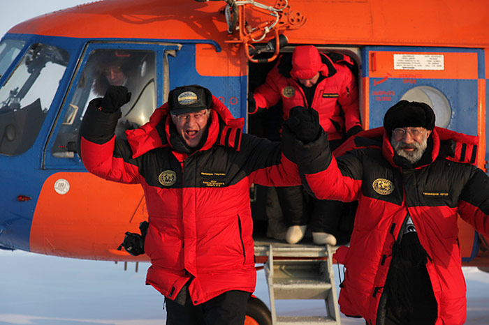 Frederik Paulsen und Arthur Chilingarov freuen sich am Nordpol zu stehen.