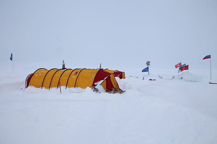 Mitten im Eis der Arktis, die Unterkunft der Teams des Schweizer Fernsehens.